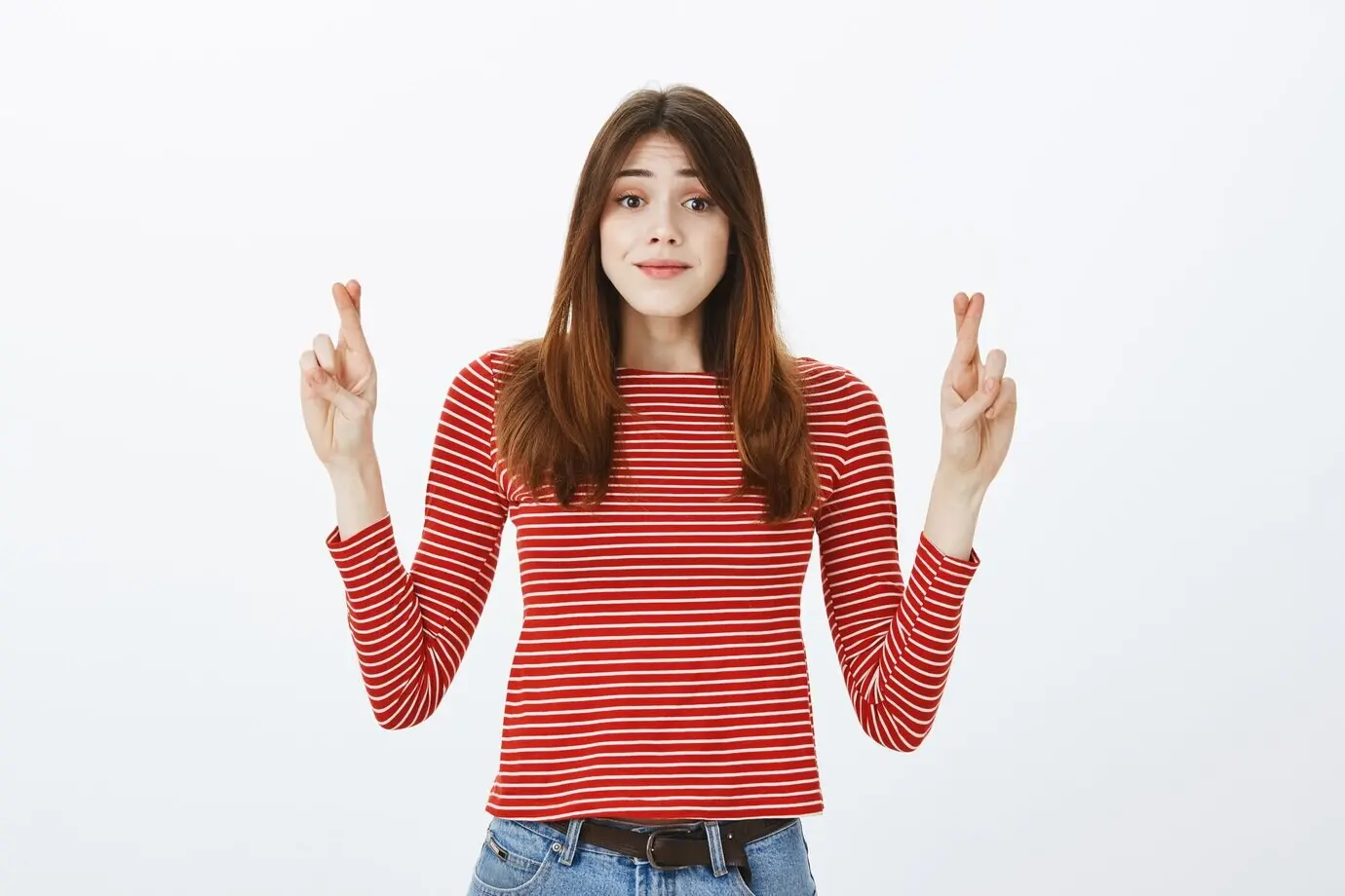 Студийный снимок девушки-брюнетки в повседневной одежде.