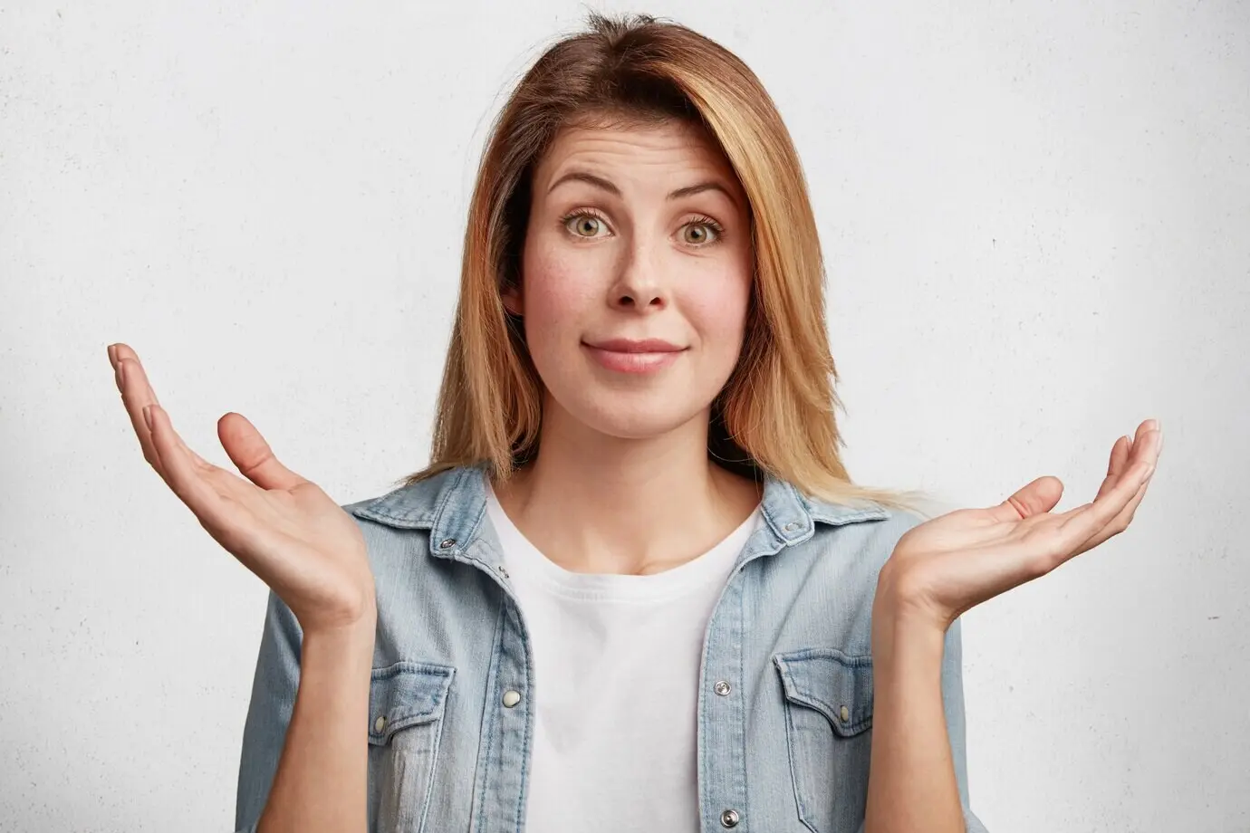 Молодая женщина-блондинка в джинсовой рубашке