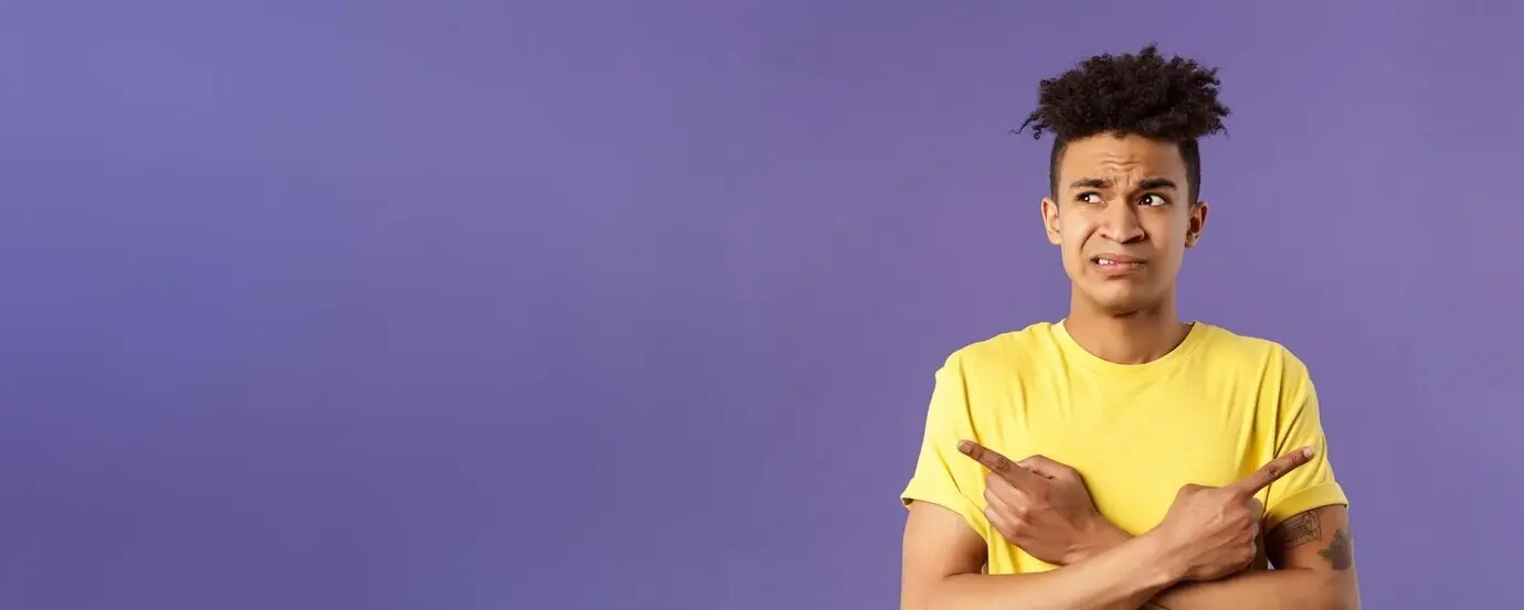 Портрет крупным планом неуверенного, нерешительного молодого латиноамериканца, который не может определиться, выбирая между дву