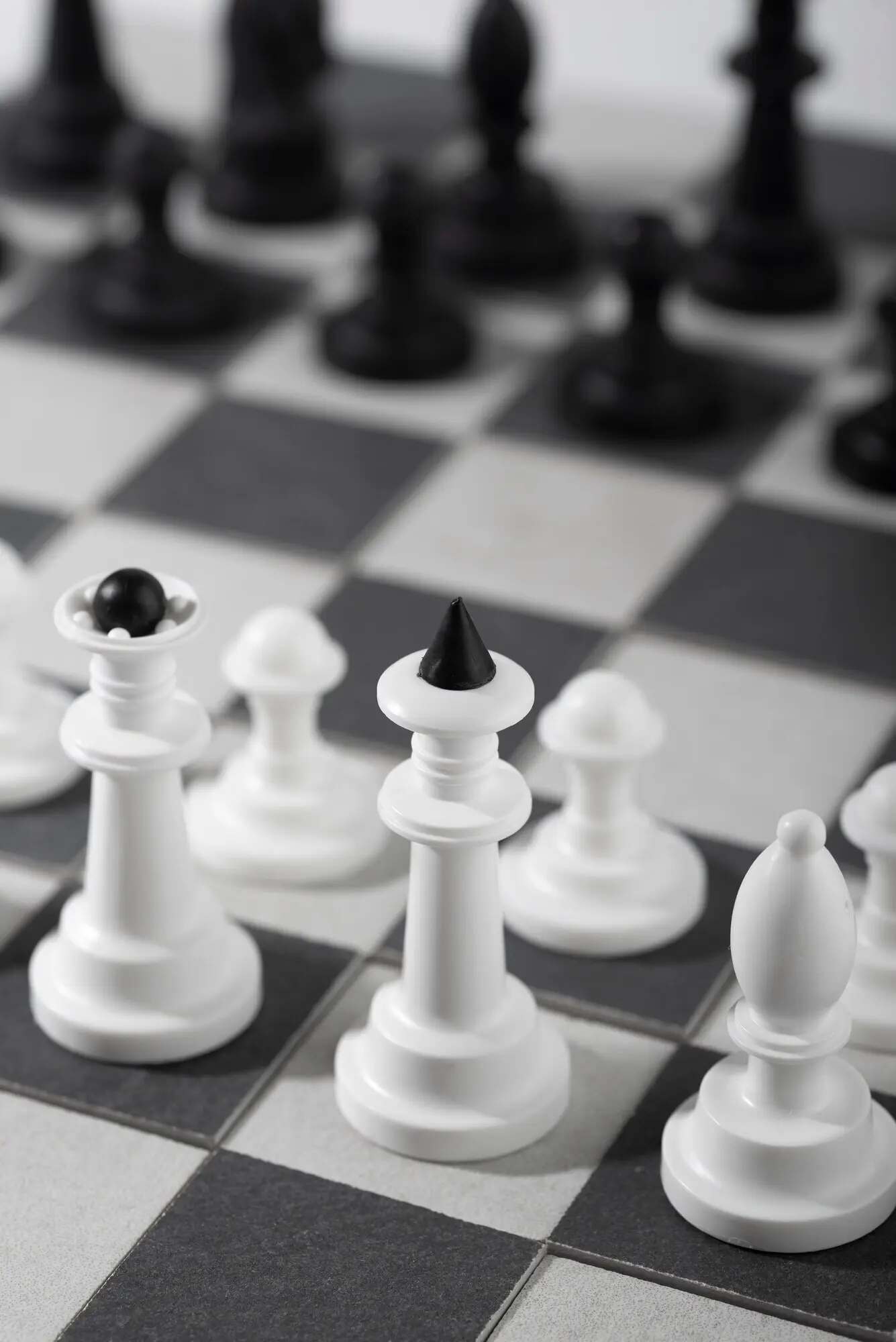 Шахматные фигуры в монохромном исполнении с игровой доской