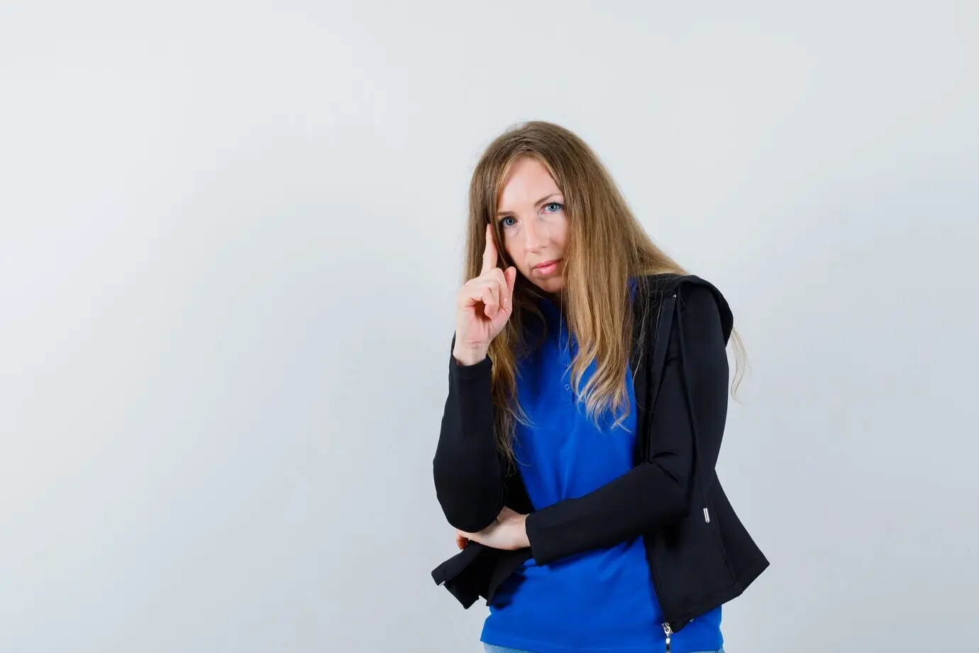 В студии позирует выразительная молодая женщина.