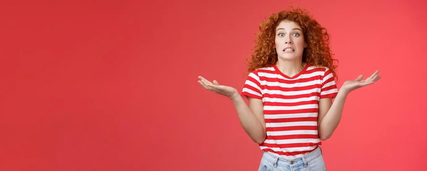 Ой, откуда мне знать? Неосведомлённая, обеспокоенная и неловкая милая рыжая кудрявая девушка, стискивая зубы, неуверенно усмехается.