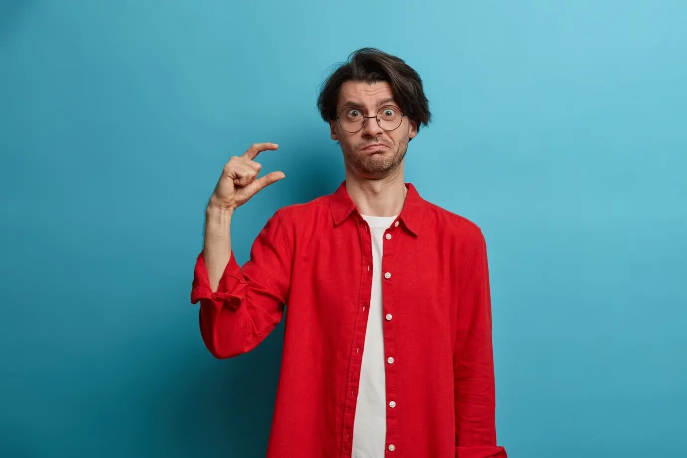 Крупный план изолированного молодого красивого мужчины.