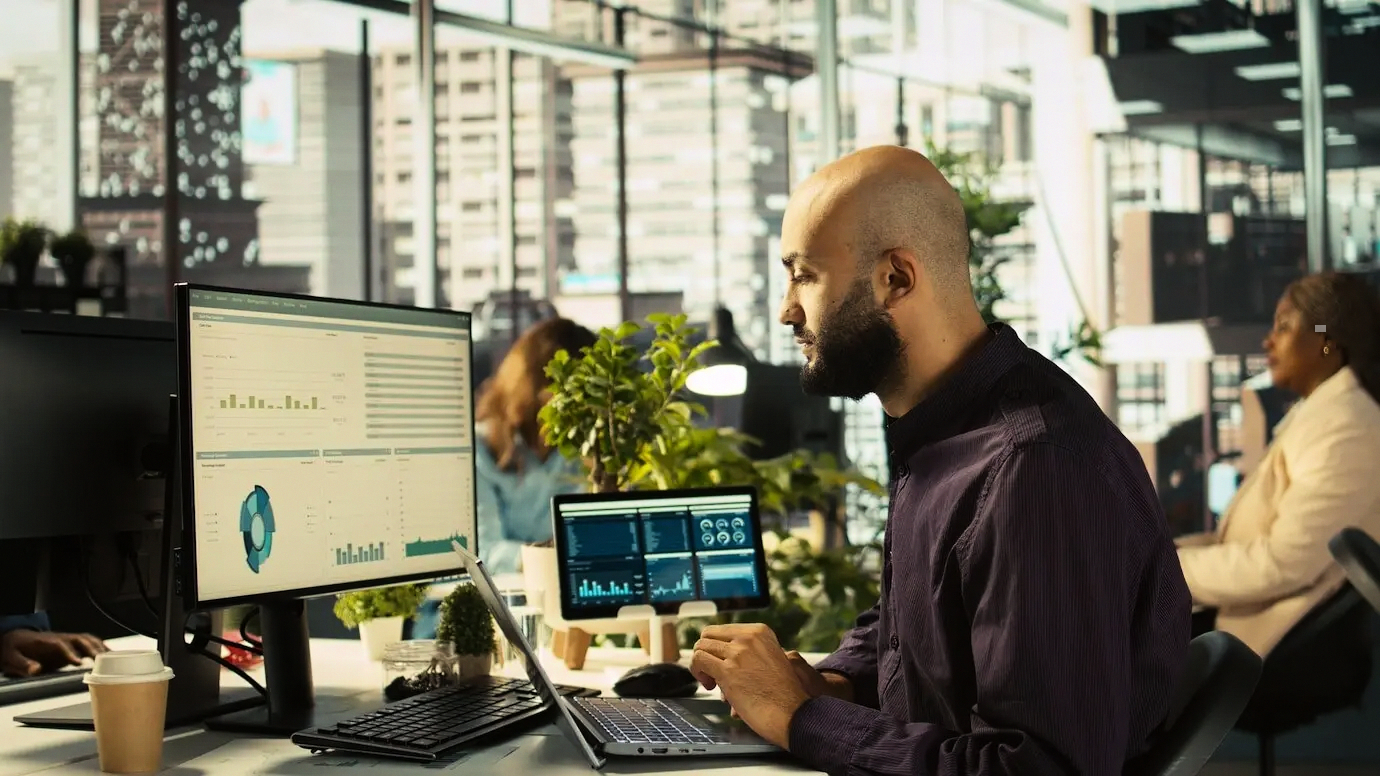 Plano que muestra controles estratificados para construcción de sistemas KPI y OKR